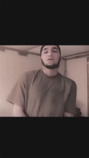 LOL SON📌 on Instagram: "Гуш кн репа 🤎🤙🏻 利用压电瓷砖将脚步转化为电能。这些瓷砖捕捉来自你脚步的动能。当你行走时，你的重量和动作会对瓷砖产生压力。瓷砖会轻微弯曲，从而产生机械应力。瓷砖内部的压电材料将这种应力转化为电能。每一步都会产生少量电荷，而数百万步结合在一起就能产生足够的电力来驱动 LED 灯、数字显示屏和传感器。在像涩谷车站这样繁忙的地方，每天大约有 240 万个脚步为这一系统作出贡献。这些电能可以被储存或立即使用，从而减少对传统电力来源的依赖，并支持可持续的城市基础设施。这种方法将日常运动转化为实用的可再生能源 #日本 #知识 #事实 #你知道吗 #推荐 #科技 #创新 #历史 #技术 #实验 #热门推荐"