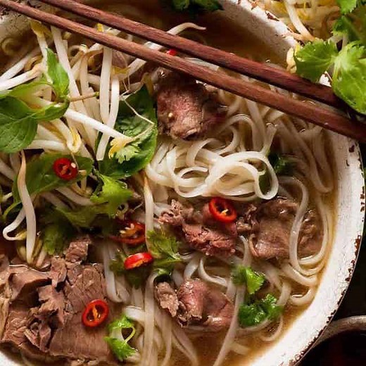 Vietnamese Pho (Vietnamese Beef Noodle Soup)