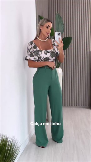 Strass Moda Feminina e Acessórios | Loja Online on Instagram: "A combinação da estampa delicada com a alfaiataria fluida cria um visual moderno, versátil e atemporal. Você usaria mais durante o dia ou à noite? 💬 ✔ Cropped Alongado c/ Amarração Márcia ✔ Calça Poli Linho Reta Irene - Verde Escuro ✔ Cinto Couro Kira ✔ Colar Pérola Luna - Off ✔ Parcele sua compras em 10x sem juros em nosso site. . -—————————————— www.lojastrass.com.br -—————————————— Para dúvidas sobre tamanho, tecido e modelagem c