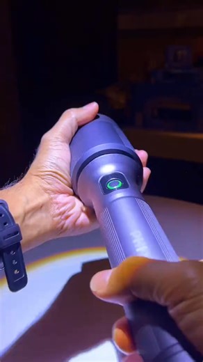 🚨 Brownout nanaman? Huwag ma-stuck sa dilim! Isang pitik lang — sobrang liwanag agad. This Philips XL Aluminum Zoomable Flashlight gives you 3000 lumens brightness long range beam matibay na metal body. Perfect sa bagyo, power outage, at emergency sa bahay. | Lumi-LED Philippines