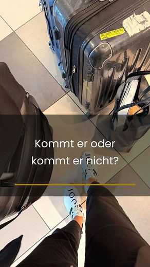 Dieser Moment am Kofferband …😮 Alle tun so, als wäre alles easy – aber innerlich beten wir doch alle: „Bitte, bitte – meiner soll gleich kommen!“ 🧳😅 Und wenn er’s nicht tut? Dann startet der echte Reise-Stress🤯 – außer du weißt, was du JETZT tun musst. Travelhacks, die du unbedingt kennen solltest: 1️⃣ Mach vor dem Abflug ein Foto von deinem Koffer – inkl. Gepäckanhänger. 2️⃣ Leg einen Zettel in den Koffer (Name, Handy, Adresse – z. B. Arbeit oder Hotel). 3️⃣ Geh sofort zur Gepäckermittlung 