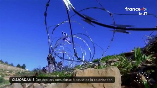 La chaîne France TV diffuse un reportage montrant comment Israël empêche des enfants palestiniens d’aller à l’école.Les soldats israéliens vont même jusqu’à lancer des gaz lacrymogènes sur des enfants qui veulent aller à l’école.