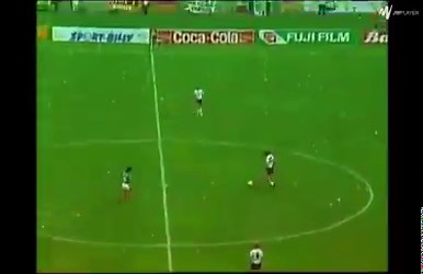 Este es un hilo con los momentos importantes del México vs Alemania del 86.El quinto partido. Olvidado por muchos y demeritado por otros.Empezamos con la lesión de Tomas Boy después de un pique largo al área Minuto 30. Aunque en realidad Boy había sido el de rendimiento más bajo todos los juegos. La relevancia es que entra De los Cobos, más dinámico pero menos ofensivo.