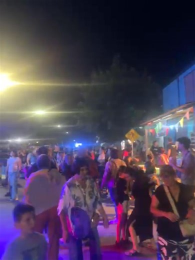 MUCHA ALEGRÍA Y COLOR EN LOS CERRILLOS:  FERIA NAVIDEÑA!!! El pasado 20 de Diciembre, se llevo a cabo la clásica feria navideña, con espectáculos artísticos y mucho más. El evento festivo se realizo sobre calle Maximo Tajes y Plaza Principal. | 90.1 Fm Ideal | Facebook