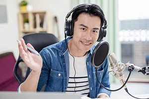 ラジオパーソナリティの収入・年収を解説！声優志望者も必見の給料