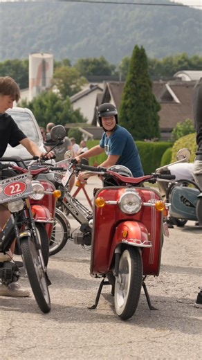 38K views · 220 reactions | Wenn das Mofa morgens mehr bockt als du vor dem ersten Kaffee... ☕️ Die Puch Maxi Sport MK2 will nicht so recht – aber echte Mofa-Besitzer wissen: ein bisschen Gefühl, ein kleiner Kick, und sie läuft wie ein österreichisches Uhrwerk (na ja... fast ).  Lass ein ❤️ da, wenn du das auch kennst – oder markier den Kumpel, der immer anschieben muss! #PuchMaxi #MofaLeben #ZweitaktLiebe #OldschoolVibes #SchrauberHumor | Alpine Riders | Facebook