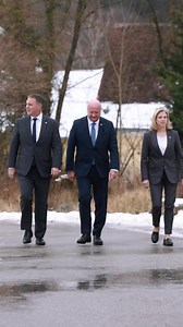 Bundeskanzler Christian Stocker, Vizekanzler Andreas Babler und Außenministerin Beate Meinl-Reisinger haben sich im Rahmen einer Arbeitsklausur zusammengesetzt, um wichtige Ziele und Vorhaben für die nächsten Monate zu koordinieren. Im Fokus dabei stehen Maßnamen, um die Inflation zu senken, die Wirtschaft anzukurbeln und Integration einzufordern. | Bundeskanzleramt Österreich