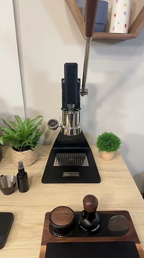 Espresso ASMR on the Sonic S7 espresso machine. This machine is a fully manual lever machine meaning you have complete control over the flow and pressure of your espresso. You’re able to dial in exact flow profile recipes and make some very tasty espresso. The full steel body looks and feels sturdy and the wooden accents make for an aesthetically pleasing design. The machine uses a standard 58mm portafilter. @MHW-3BOMBER OFFICIAL #mhw_3bomber #artwork #manualespresso #mhw3bomber #sonics7machine