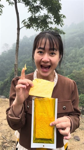 How to eat candy when the piece is too big #bushcraft #camping #shorts #survival