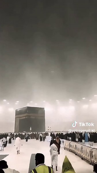 Hujan deras mengguyur Makkah di hari ke-30 sekaligus penutup Ramadan. Momen ini terasa istimewa, seakan menjadi tanda rahmat dan kasih sayang Allah di akhir bulan penuh berkah. Di waktu yang penuh doa dan harapan, turunnya hujan menjadi pengingat bahwa setiap kebaikan dan keberkahan datang atas izin-Nya. #voicegenall #ramadan1447h #makkah #idulfitri #viralditiktok