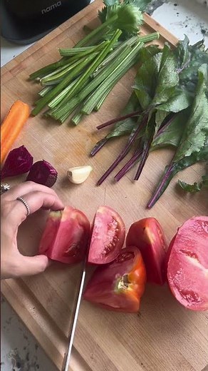 Homemade V8 Juice Recipe with a Spicy Summer Twist! #summerdrinks #healthydrinks #juicing