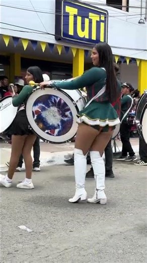 Female Drummer Absolutely Crushes Bass Line DuringParade #drumline #marchingband #drums #bastoneras