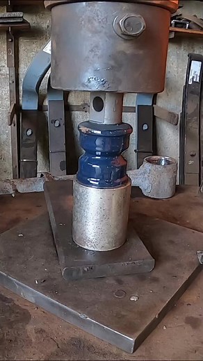 Just messing around with a bushing #press #hydrualicpress #bushing #bushings #mechanic #mechanicsoftiktok #hendrickson #torquerod