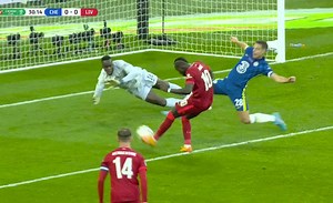 ¡Espectacular! Brillante tapada de Mendy desde el piso para evitar que Mané anote el 1-0