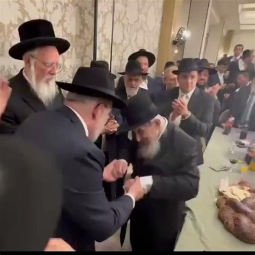 ✨ אשרי העם שככה לו! מנהיג הדור מרן הגר"ד לנדו בריקוד סוער בחתונת בת ח"כ הרב יעקב אשר!