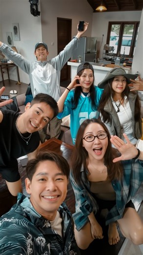 86K views · 1.2K reactions | New place, same bond with new faces joining the journey. Malaysia chapter begins  新的地方，熟悉的情感，也有新的伙伴同行。马来西亚篇，开始了。 Catch #OurHillsideMoments on demand for free on mewatch! #小娘惹翡翠山之开门见山 | #mediacorpOurHillsideMoments | #EmeraldHill | Romeo Tan | Facebook