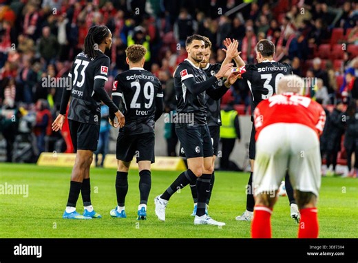 MAINZ, DEUTSCHLAND - APRIL 12: Vincenzo Grifo (SC Freiburg, 32) and teammates celebrate after the team's victory in the during the Bundesliga match between 1. FSV Mainz 05 vs. SC Freiburg at MEWA Arena on matchday 29 of the 1. Bundesliga on April 12, 2026 in Mainz, Deutschland. DFL REGULATIONS PROHIBIT ANY USE OF PHOTOGRAPHS AS IMAGE SEQUENCES AND/OR QUASI-VIDEO Stock Photo - Alamy