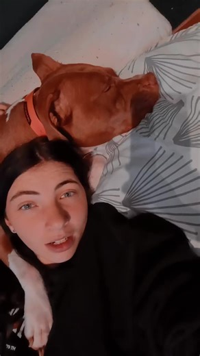 Ma fille, mon premier chien, ma plus grosse responsabilité. Que dire mise à part que j'suis heureuse de t'avoir dans ma vie. J'aimais j'aurais pensé que la vie avec un chien pouvait au final être si facile, ou plutôt peut être que j'ai un chien presque parfait. Merci d'être celle que tu es malgré que tu sois bien relou des fois mais je t'aime plus que tout. merci d'être celle que tu est avec tes frères et soeurs. Merci d'être se chien qui au final m'a donné l'envie d'avoir et de garder un chien 