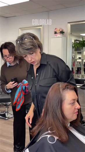 Мы собрали систему, которая помогает начинающим мастерам наконец понять, почему каскад ведёт себя так, как ведёт, и как сделать форму управляемой 🙌 Хочешь разложить эту стрижку по полочкам и повторять результат на любом клиенте? Напиши «форма» в инстаграм, чтобы получить урок ✍️ _______________________ ☎️ Запись по телефону:  420-774-033-845 - Наталья (WhatsApp / Viber) 📍Адрес: Terronská 958/61, Praha 6 - Bubeneč, 160 00. #парикмахер #окрашивание #тонирование #колорист #блонд