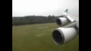 YOUTUBEより輸入　ボーイング７４７・雨天での逆噴射