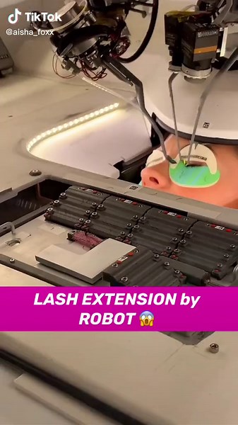 OMG ROBOT DO LASHES 🙃🙃🙃 YOU SEE THAT???
