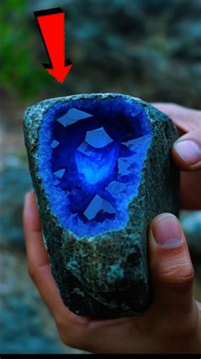 Ditle: Cracking Rocks to Find Hidden Gems 🔨💎#Shorts #Crystal⁯‏