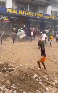 Wow Liberians 🤦🏾‍♀️🤦🏾‍♀️🤦🏾‍♀️ A fire outbreak at a Prima Mattress Store yesterday morning quickly turned into a disturbing scene as some citizens took advantage of the emergency to loot mattresses and other items. #TheLibInfluence | The Liberian Influence