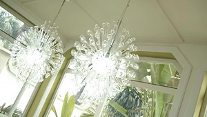 Infirmière de formation, notre Lady's First Liliane Eale Lembo s'est éprise du métier de communicant par son mari. Et depuis près de 15 ans, elle gère efficacement ses deux entreprises dont l'une est spécialisée dans l'impression et la gravure ( Fox Design), et l'autre dans la location de matériel évènementiel (ZX). C'est sa fidélité à la #Rawbank qui a facilité l'appui financier reçu de la banque par le biais du programme Lady's First. Un conseil aux femmes entrepreneures mariées et mère de fam