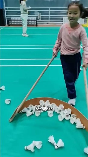 Cô bé giúp bố mẹ nghèo lo bữa ăn hằng ngày 😅￼