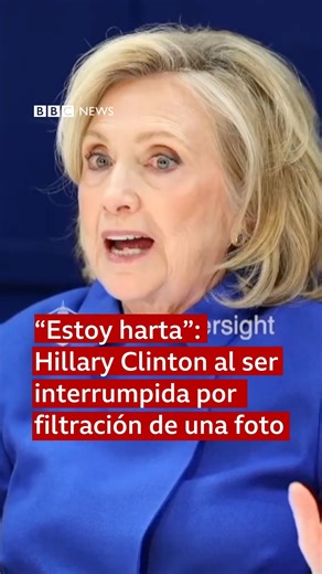 “Hasta aquí llegué”: Clinton se molesta por la interrupción de su deposición por la filtración de una foto . Aproximadamente una hora después de que Hillary Clinton comenzara a declarar sobre Jeffrey Epstein, uno de sus abogados informó a los presentes que se había filtrado al público una foto tomada en el interior de la sala. Su abogado preguntó cómo era posible que eso ocurriera, dadas las normas de privacidad de la audiencia y, sobre todo, teniendo en cuenta que Clinton y su equipo habían sol