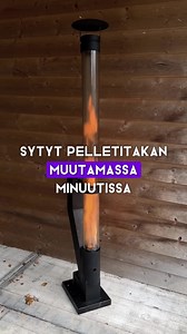 Pellettitakan sytyttäminen käy nopeasti ja vaivattomasti. Aloita lisäämällä kourallinen pellettejä takkaan. Suuntaa kaasupoltin alaosassa olevaan aukkoon ja anna palaa hetki. Noin viidessä minuutissa liekit ovat jo korkealla. Lisää pellettejä tarvittaessa. Näin istut mukavan lämpimänä. Tilaa pellettitakka osoitteesta Flamesa.fi. #pellettitakka #sytytys #ulkokäyttö #terassi #flamesa | Flamesa.fi