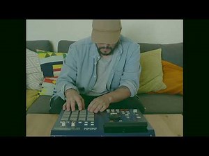 Akai Mpc 2000 XL making a sampled beat