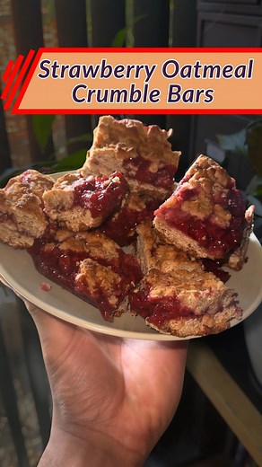 This Strawberry Oatmeal Crumble Bars recipe is the perfect light and summery treat that’s bursting with berry flavor and superfood benefits! 🍓 Strawberries are rich in antioxidants, vitamin C, and fiber, providing not just a great taste, but awesome health benefits too! This sweet treat is sure to satisfy your cravings without any refined sugar or flour. 👇Here’s the recipe!👇 Ingredients: Crust/Crumble: ✔️ 1 ½ cups rolled oats ✔️ 1 cup oat flour ✔️ ⅓ cup melted coconut oil ✔️ ¼ cup maple syrup