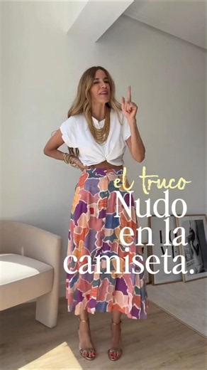 El Truco del Nudo en la Camiseta Blanca Que Transforma la Falda Estampada de Manchas #fashionhacks