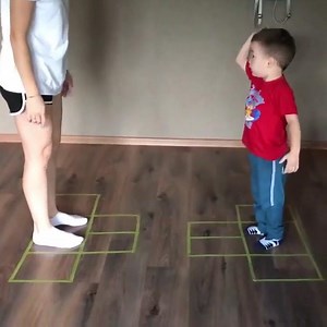 536K views · 4.3K reactions | Activité de psychomotricité et de latéralité pour les petits ! Eh hop c'est parti pour un jeu de miroir ! Crédits : Maestras de Preescolar - Recursos y Materiales | Eduvoices | Facebook