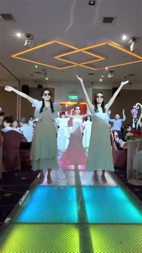 有這樣的神隊友伴娘,墨鏡熱舞全場嗨翻!! #wedding