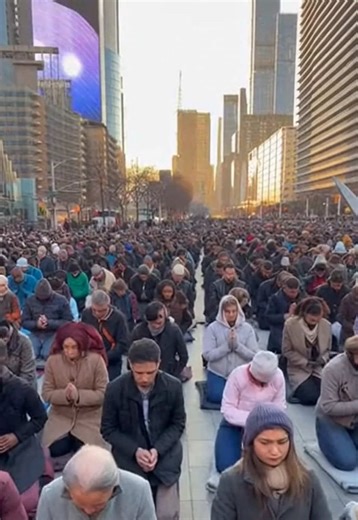 A Moment of Unity: Prayer Amidst the City
