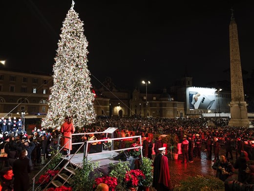 A Roma inaugurato l’albero di Natale di piazza del Popolo: la magia si accende nella capitale