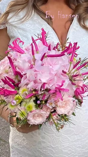 Udvalg af Brudebuketter hos By Hansen 💐 Drømmer du om den perfekte brudebuket til din store dag? Hos os finder du smukke, håndbundne buketter – skræddersyet til netop din stil. ✨ Vi står klar til at hjælpe og rådgive dig 📍 Kig forbi til en uforpligtende samtale 📧 info@byhansen.dk 🏠 Østergade 16, 6000 Kolding Vi glæder os til at være en del af dit “ja”! 💕 | By Hansen