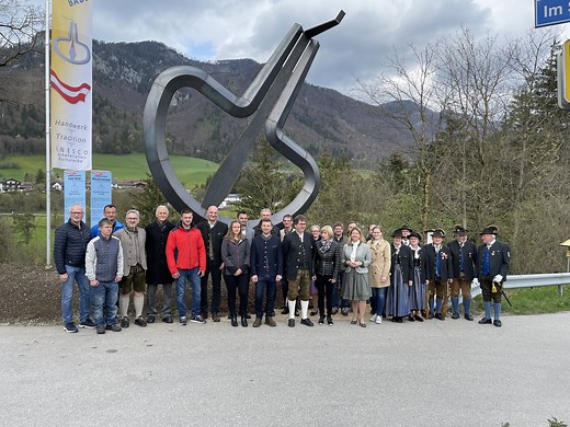 Monument enthüllt: Die größte Maultrommel der Welt steht in Molln