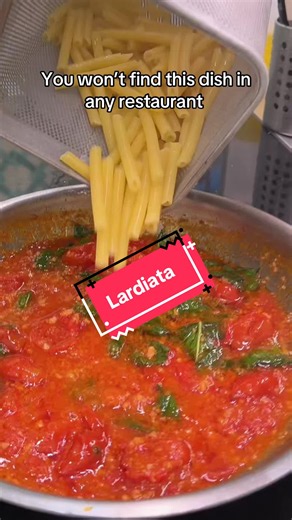 This pasta sauce was unlike any other tomato sauce I have ever tried. It’s called Lardiata and it’s a traditional Neapolitan dish. You use 2 different kinds of lard that you make into a paste and that is used instead of olive oil. Then you add the 2 different kinds of tomatoes and slowly cook them. The end result is the most deeply delicious tomato sauce I ever tried in a long time