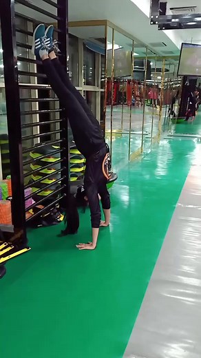 #numra #numrakhan #handstandchallenge 🤣 kon kon girny ka w8 kr raha tha 😋