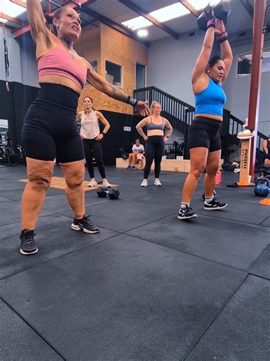 5am class 👏 5pm class 👏 Doubled on a thrills class.. & honestly felt good.. 💙 #gym #crossfit #life