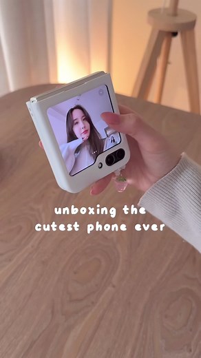 where are my android boys and girlies at? 🙋🏻‍♀️ I’ve been eyeing samsung’s flip phone for a while and I finally got it as my first android smartphone!! 💖 I’m so excited about the gesture camera feature lol 🫶🏻 lots of android content coming your way ✨✨✨ #samsungzflip #flipphone #samsung #asmr #unboxing #android #wallpaper #kawaiiaesthetic #homescreen