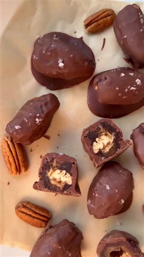 DARK CHOCOLATE COATED DATES with PEANUT BUTTER & PECAN CENTRES - SAVE for your next sweet craving 😉 🏷️⁠ ⁠ Gluten Free | Dairy Free | Egg Free⁠ ⁠ How to make:⁠ Cut open Medjool date & remove pit.⁠ Open up dates on a lined tray⁠ Spoon peanut butter into one side of each date.⁠ Top with a pecan in each.⁠ Close date and push together to hold.⁠ Using a toothpick dip stuffed dates into melted dark chocolate (dairy free choc for DF) , transfer to a line plate. Sprinkle with sea salt. Chill in fridge 