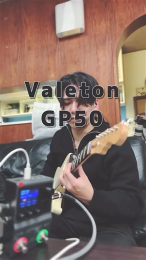 右近 輝明 on Instagram: "遠征先の楽屋でサクッと音チェック🎸 Valeton GP-50でフレーズを軽く弾いて、出音と操作感を確認してみました！ コンパクト&電源いらず✌️ ボードから抜いて確認用としてもかなり使いやすい！ レビューはYouTubeに上げてます▶️ @valetonjapan #valeton #GP50"