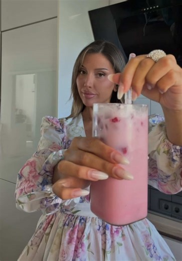 Erfrischendes Sommergetränk mit Kokosnuss