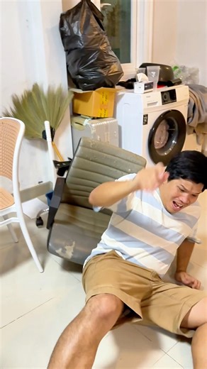 เก้าอี้พังได้ไง Why is the chair broken? #คลายเครียด #youtubeshorts #foryou