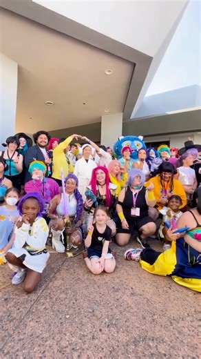 UwU Con 💕 on Instagram: "Sitting on the couch (couch, couch, couch! 😉) and reminiscing about UwU Con! 💕 Thank you to @azphotomeetups for organizing this KPop Demon Hunters cosplay meetup! 🤩🤩🤩"