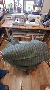 You have no idea how excited I was when I found I could do this now 🤣🤣 freehand, by eye, a plain twill so no pattern to follow and yes, oh yes! - literally perfect cutting, look at that totally complete single thread that fell away afterwards. Soooo satisfying!! 😍😁 | The Weaving Shed